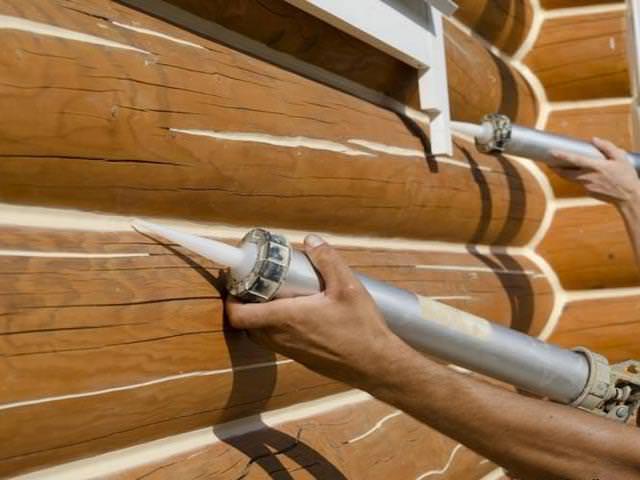 Як здійснюється герметизація швів у будинку з дерева?