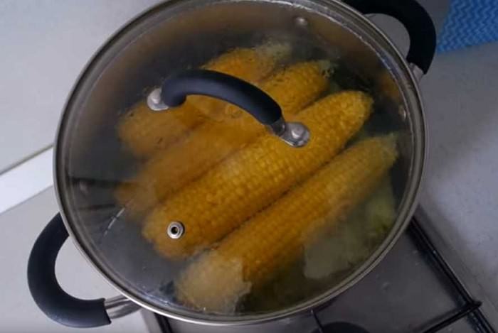 Варить початках в кастрюле. Банан в кастрюле. Сушеная кукуруза в скороварке. Как приготовить кукурузу в вакуумной упаковке в кастрюле. Кукуруза после долгой варки.
