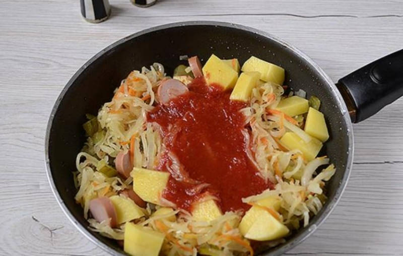 Тушёная капуста с картошкой и сосисками. Как сделать солянку из капусты на сковороде без всего.