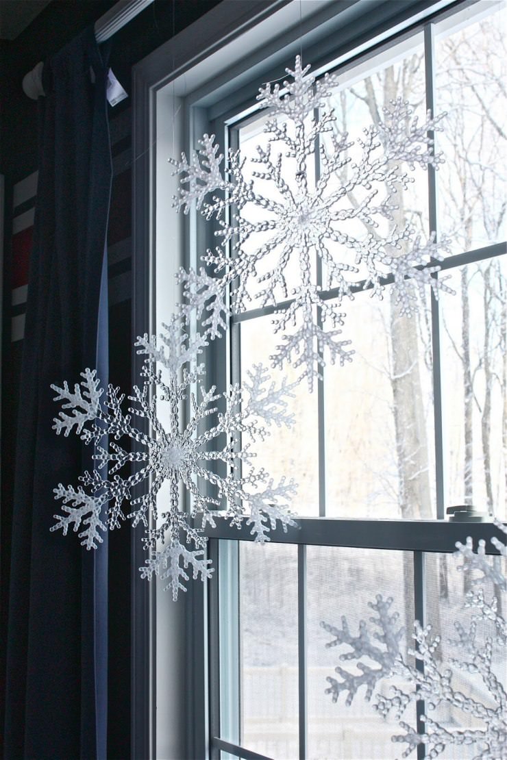 Как можно украсить окно. Украшения на окна. Украшение окон на новый год. Новогоднии украшение на окно. Новогоднип украшение на окно.